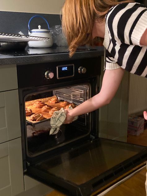 Baking Poses Drawing, Baking Reference, Art Assessment, Halloween Shoot, Cut Out Pictures, Oven Cooking, Kitchen Photos, Photo Photo, Toaster Oven