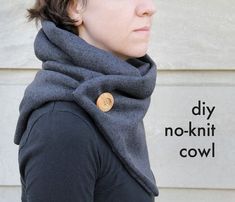 Diy Cowl, Sewing Scarves, Fleece Projects, Infinity Scarfs, Scarf Tutorial, Neck Warmers, Diy Scarf, Sewing Things, Beginner Sewing Projects Easy