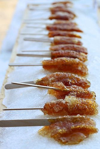 La tire d'erable.   Quebec warm maple syrup rolled in fresh snow. Fabulous !    Tori Arey via Tracey Devlin onto SWEETS & TREATS ..... RECIPES Quebec Food, Maple Taffy, Maple Sugar, Sugar Shack, Treats Recipes, Canadian Food, Sugar Candy, Canadian Maple, Sugar Maple