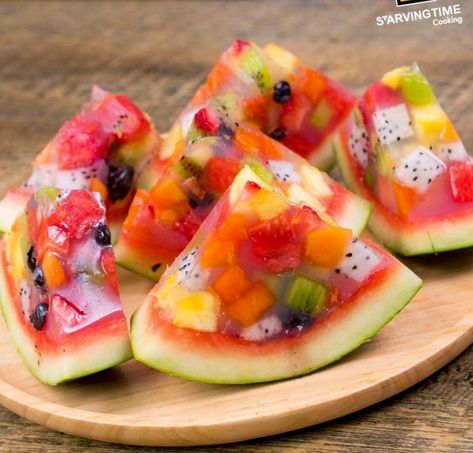 Slices of jello & fruit filled watermelon. Watermelon Jello, Jello With Fruit, Watermelon Bowl, Kids Birthday Party Food, Deco Fruit, Jelly Desserts, Dessert Aux Fruits, Jello Recipes, Makanan Diet