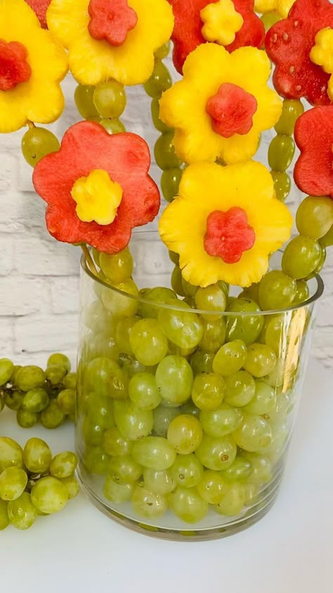 Twoti Fruiti Birthday Food, Daisy Fruit Tray, Daisy Themed Food Ideas, Groovy Party Finger Foods, Toddler Flower Birthday Party, 70s Themed Desserts, The Summer I Turned Pretty Themed Snacks, Groovy Fruit Tray, Groovy Theme Desserts