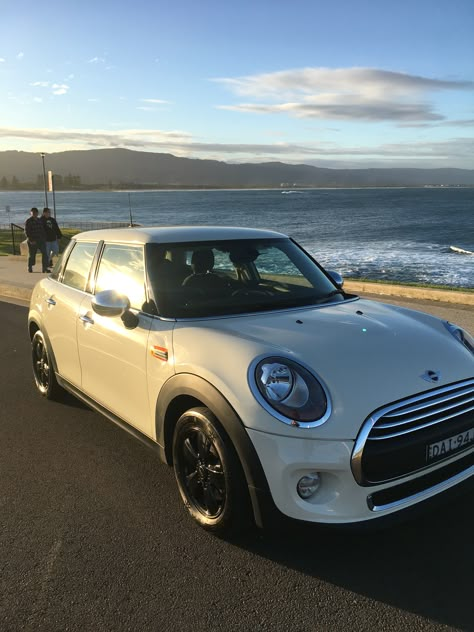 Mini one. Mini Cooper Aesthetic, White Mini Cooper, Mini Cabrio, Mini Auto, First Cars, Mini Coopers, Car Goals, Big Car, Mini One