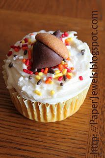 cupcake with acorn made from Hershey's kisses, mini Nilla wafers, and mini chocolate or peanut butter chips...soooo cute! Fall Bake Sale, Pumpkin Cake Mix, Pumpkin Cake Easy, Bake Sale Packaging, Thanksgiving Cupcakes, Fall Cupcakes, Thanksgiving Cakes, Nilla Wafers, Thanksgiving Food Desserts