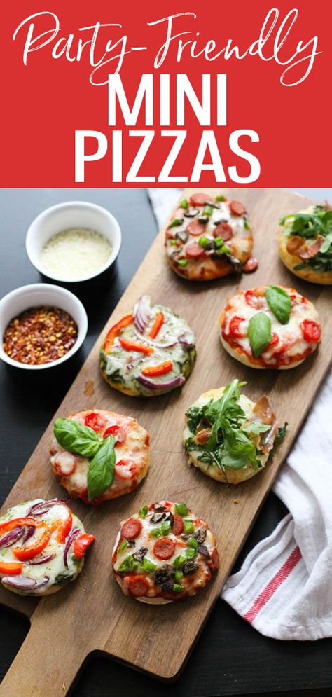 English Muffin Pizza Recipe {Fast & Easy} Pizza Presentation Ideas, Mini Pizza Ideas, Homemade Mini Pizzas, Pizza Kiosk, Muffin Pizza Recipe, Pesto Pizza Sauce, Mini Pizza Bites, Mini Pizza Recipes, English Muffin Pizza