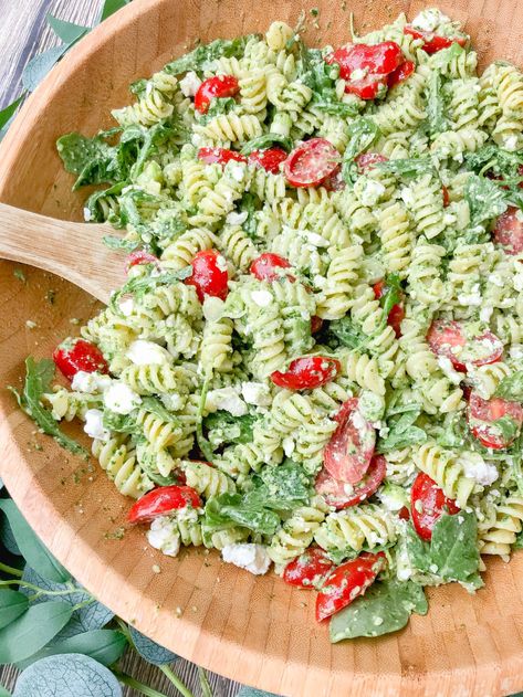 Side Dishes For Parties, Dishes For Parties, Arugula Pasta Salad, Pesto Arugula, Noodle Salads, Arugula Pasta, Feta Pasta Salad, Sommer Mad, Green Pasta