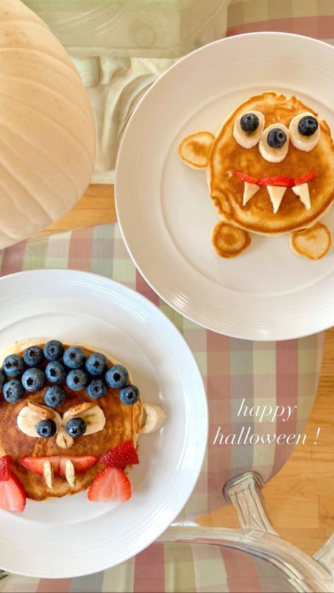 halloween pancakes - fun toddler food Jack O Lantern Pancakes, Halloween Toddler Breakfast, Halloween Toddler Meals, Halloween Waffles For Kids, Halloween Recipes Breakfast, Halloween Kids Breakfast, Kids Halloween Breakfast Ideas, Kids Halloween Breakfast, Spooky Waffles