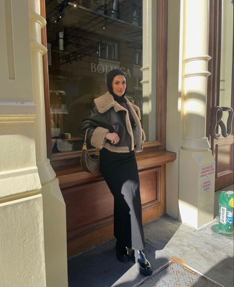 Paris Hijabi Outfit, Khaleeji Winter Outfits, Hijabi Going Out Outfits, Satin Maxi Skirt Outfit Fall, Hijabi Outfits Autumn, Hijabi Date Night Outfit, Hijabi Winter Outfits Casual, Hijabi Autumn Outfits, Street Hijab Fashion Casual