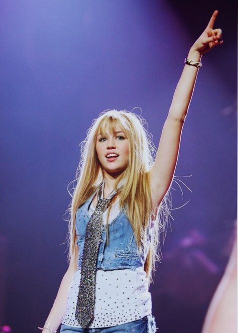 i loooved this tour outfit! Hannah Montana Forever! Hannah Montana Party, Hannah Montana Lyrics, Hannah Montana Aesthetic, Hannah Aesthetic, Hannah Montana Outfits, Hannah Montana Songs, Hannah Miley, Hannah Montana Forever, Channel Outfits