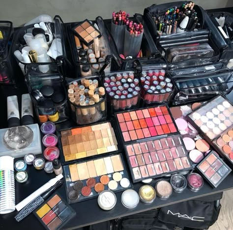 Cosmetology School Aesthetic Makeup, Professional Mua Kit, Mua Vision Board, Makeup Artist Essentials, Mua Aesthetic Job, Professional Makeup Artist Aesthetic, Makeup Artist Aesthetic Job, Makeup Artist Set Up, Make Up Artist Job Aesthetic