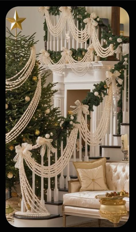 Christmas Stairs, Luxury Christmas Decor, Christmas Staircase, Elegant Christmas Trees, Christmas Interiors, Christmas Themes Decorations, Luxury Christmas, Christmas Mantels, Christmas Tree Themes