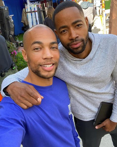 51.8k Likes, 472 Comments - Kendrick Sampson (@kendrick38) on Instagram: “While on set of @insecurehbo I got to catch a pic with this new upcoming director! His first…” Jay Ellis, Moving To Los Angeles, Hbo Series, It's Raining, A Pic, Beautiful One, Photo Reference, Hottest Celebrities, American Actors