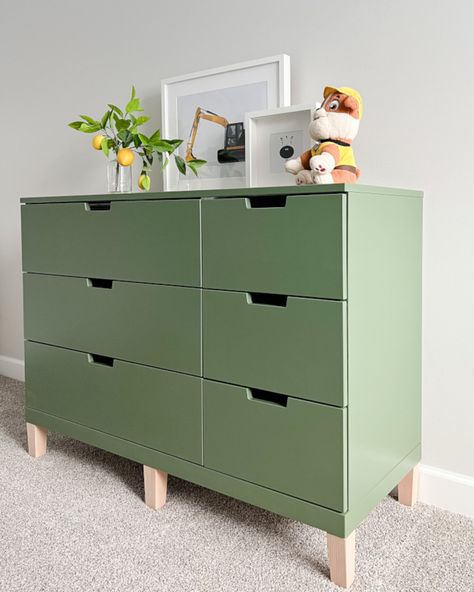 IKEA HACK: How to paint an IKEA dresser with a high gloss finish - Fun Home Building Ikea Nordli Hack, Townhouse Bedroom, Plane Decor, Ikea Nordli, Painting Ikea Furniture, Diy Storage Bench, Green Dresser, Boys Bedroom Makeover, Using A Paint Sprayer