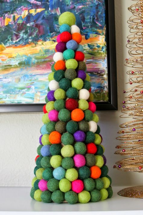 Felt Ball Crafts, Western Christmas Tree, Recycled Christmas Tree, Felt Wool Ball, Ball Christmas Tree, Recycled Christmas, Pinterest Christmas, Wall Christmas Tree, Alternative Christmas