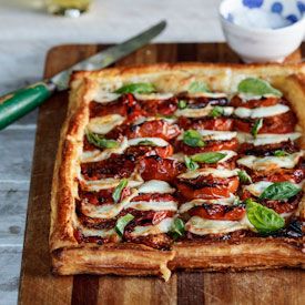 Caprese tart with roasted tomatoes Puff Pastry Dinner, Savory Pies Recipes, Fresh Fruit Recipes, God Mat, Think Food, Tart Recipes, Jamie Oliver, Roasted Tomatoes, Fruit Recipes