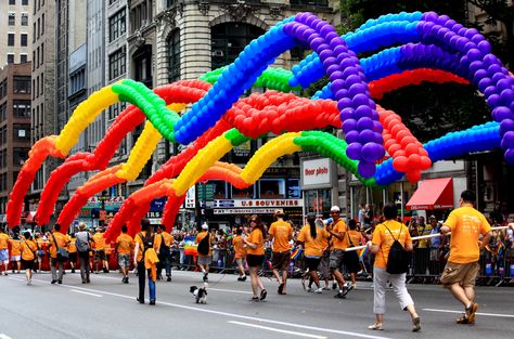 New York City Gay Pride Parade and a famous floating rainbow-colored balloon canopy http://www.nyhabitat.com/blog/2012/05/31/new-york-city-june-2012-gay-pride-week-events/ Balloon Parade Ideas, Balloons Outside, Pride Float, Pride Parade Ideas, Balloon Museum, Summer In New York, Rainbow Flags, Chicago Pride, Pride Week