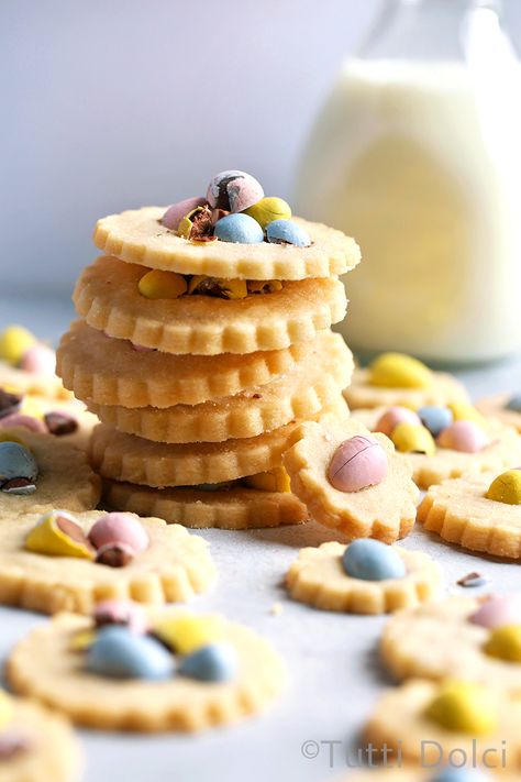 Cadbury Mini Egg Shortbread Cookies Best Easter Cookies, Easter Shortbread Cookies, Spring Biscuits, Cadbury Mini Egg Oatmeal Cookies, Easter Shortbread, Recipes With Cadbury Mini Eggs, Cadbury Eggs Cookies, Mini Egg Recipes, Cookies With Cadbury Mini Eggs