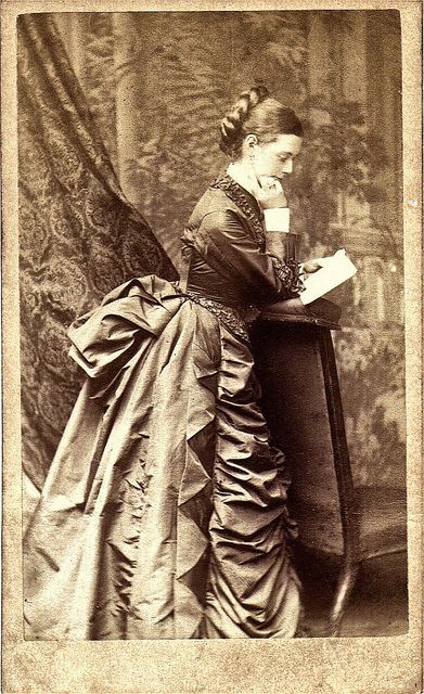 1870 Fashion, Girl Reading Book, Old Photography, Victorian Clothing, Victorian Women, Girl Reading, Old Fashion, Vintage Portraits, Antique Photos