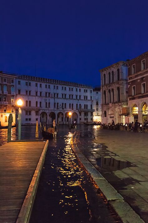 Venice Italy at Night - Entouriste Photography At Night, Italy At Night, Venice At Night, Venice Italy Photography, Italy Photography, Beautiful Places In The World, City Aesthetic, Venice Italy, Night Photography