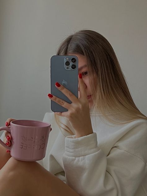 Girl photo home coffee selfie Coffee Cup Poses, Mug Lifestyle Photography, Selfies With Coffee, Coffee Selfie Instagram, Poses With Coffee Mug, Selfie With Coffee, Mug Photoshoot, Candle Shoot, Coffee Selfie