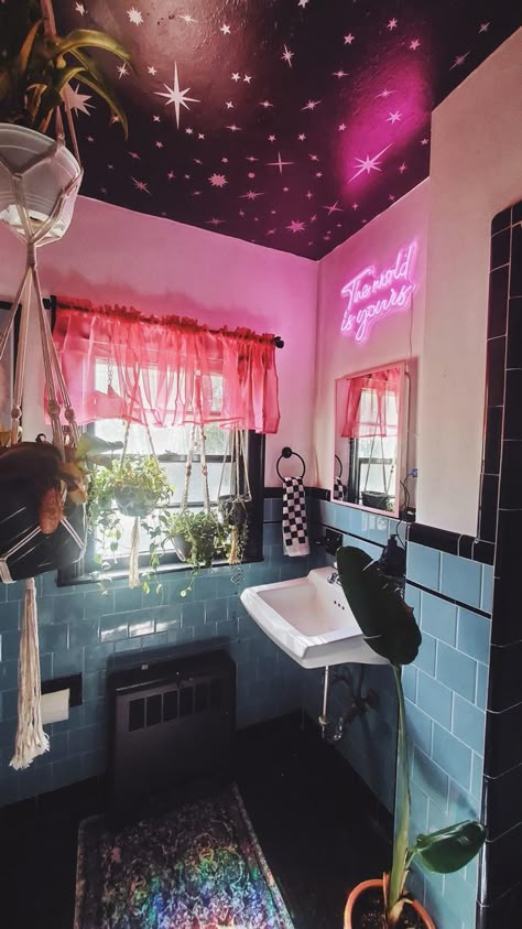 Maximum House Decor, Things To Paint Around The House, Very Small House Interior Design, Cool Paint Designs For Walls, Whimsigothic Home Bathroom, Fun Retro Bathroom Ideas, Cozy Small Bathroom Ideas, Pink Eclectic Bathroom, Whimsical Accent Wall