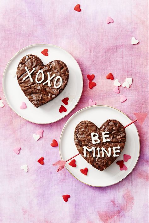 Say "Be Mine" to Your Valentine With These Adorable Heart-Shaped Browniesgoodhousemag Dessert Saint Valentin, Spiralized Recipes, Heart Shaped Food, Store Bought Frosting, Mince Pie, Dessert Simple, Valentine Desserts, Valentines Day Desserts, Valentine's Day Recipes