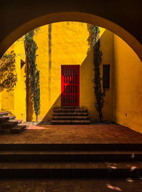 Luis Barragán - Casa Clavigero - Guadalajara, Mexico Louis Barragan, Maximalist Bathroom Decor, Resort Hotel Design, Luis Barragan Architecture, Mexican Interiors, Colour Architecture, Mexico Design, Genius Loci, Conceptual Architecture