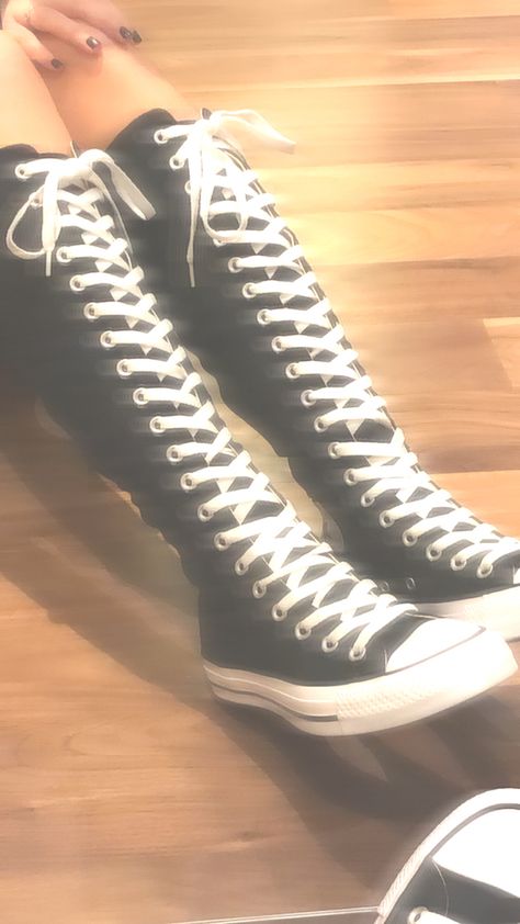 Converse Boots Knee High, Ways To Lace Converse, High Rise Converse, Converse Xxhi, High Converse Outfit, Platform Heels Outfit, Boots Converse, Knee High Converse, High Converse