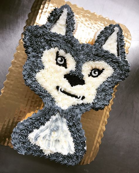 Wolf cupcake cake Wolf Pull Apart Cupcake Cake, Wolf Cupcakes, Wolf Party, Wolf Cake, Pull Apart Cupcake, Pull Apart Cupcake Cake, Pull Apart Cupcakes, Cupcake Cake, Pull Apart