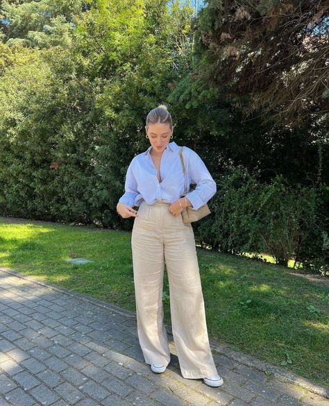 Outfit Avec Pantalon Beige, Beige Chinos Women Outfit, Pantalones Beige Outfit, Old Money Modest Outfit, Khaki Jeans Outfit, Chinos Women Outfit, Summer Modest Outfits, Preppy Style Outfits, Beige Linen Pants