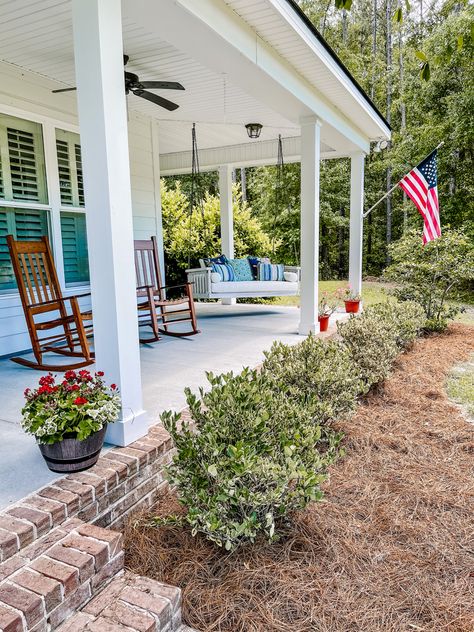 Big Front Porch Ideas Farmhouse, Front Yard Landscaping Country Style, Small Brick Front Porch, Landscaping Front Porch Flower Beds, Long Front Porch Landscaping, Farmhouse Landscaping Porch, Front Porch Landscaping Ideas Farmhouse, Farmers Porch Landscaping, Farmhouse Porch Landscaping