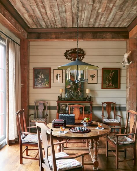 Ralph Lauren Lodge Style, Modern Hunting Lodge Interior Design, Hunt Camp Decor, British Hunting Lodge, Hunting Lodge Dining Room, Rustic Fishing Cabin, Scottish Hunting Lodge Interior Design, Hunt Country Interiors, European Hunting Lodge