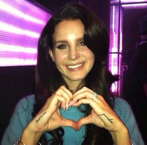 Lana Del Rey making a heart to her fans at a concert Lana Del Rey Love, Lana Rey, Elizabeth Grant, Brooklyn Baby, Lana Del Ray, Living Legends, Manado, Her Music, American Singers