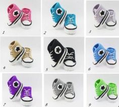 Une super idée cadeau à offrir en cadeau de naissance, shower de bébé ou en cadeau de baptême! Converse En Crochet, Crochet Converse, Baby Boy Booties, Baby Shoes Diy, Crochet Baby Booties Pattern, Baby Converse, Crochet Baby Shoes Pattern, Baby Shoes Pattern, Baby Booties Pattern