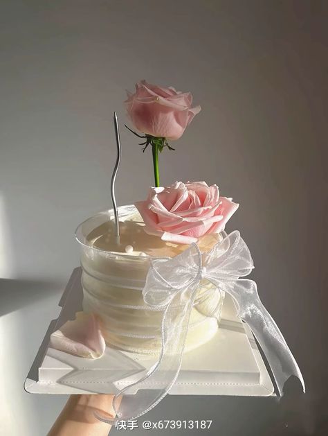 Ribbon Around Cake, Classy Cake Designs, Minimalist Cake Designs, Real Flower Cake, Korean Style Cake, Cake Flower Bouquet, Birthday Cake Roses, Huge Cake, Simple Family Meals