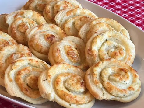 3-Ingredient Party Snack Recipes 3 Ingredient Appetizers, Party Snack Recipes, Spinach Pinwheels, Cheese Puffs Recipe, Party Snacks Easy, Cookie Balls, Cheese Puff, 5 Ingredient Dinners, Party Snack Food