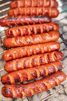 Grilled Hot Dogs, Best Hot Dogs, Cookout Menu, Hot Dog Chili Sauce, Hot Dog Sauce, Grilling Hot Dogs, Hot Dogs Recipes, Hot Dog Chili, Plain Chicken