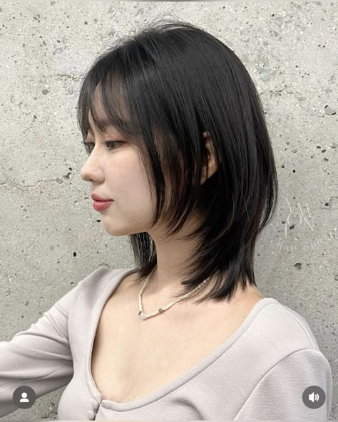 Japanese Short Layered Hair, Shoulder Length Hair From The Back, Short Haircut Straight Hair Round Face, Unstyled Layered Hair Short, Bob And Bangs Hairstyles, Short Hush Cut With Bangs, Cute Short Haircuts For Straight Hair, Short Hair Japanese Style, Japanese Haircut Short