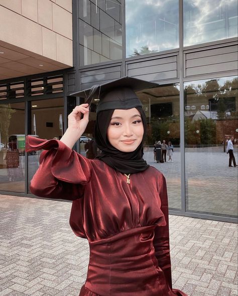 Convocation Outfit Graduation Hijab, Islamic Graduation Outfit, Convocation Dress Graduation Muslim, Graduation Hijab Style, Outfit Graduation Hijab, Graduation Outfit Ideas Modest, Graduation Outfit Hijab, Hijabi Graduation Pictures, Graduation Outfit Ideas University Hijab