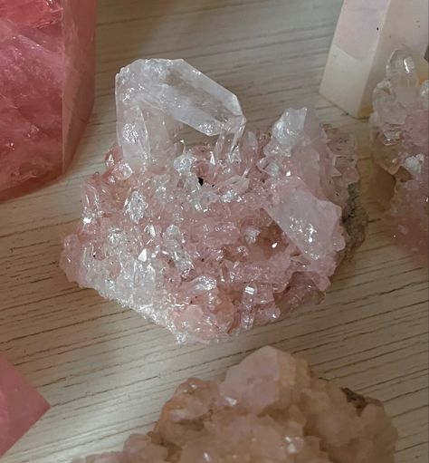 Aesthetic Crystals Pictures, Crystals Drawing, Crystal Collection Display, Pretty Crystals, Crystal Vibes, Crystal Aesthetic, Pretty Rocks, Pink Girly Things, Pink Vibes