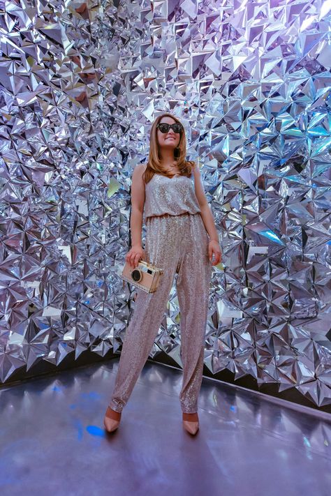 wndr museum sparkle room Wndr Museum, 30s Birthday, Manolo Blahnik Bb Pump, Museum Chicago, Spiegel Diy, Museum Outfit, Disco Party Decorations, Chicago Outfit, Lake Style