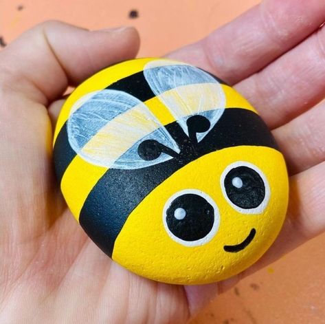 Bee Painting Ideas, Bee Rock Painting, Pebble Painting Ideas, Painted Rocks Easy, Rock Crafts Diy, Bee Rocks, Ladybug Rocks, Garden Rock Art, Diy Rock Art