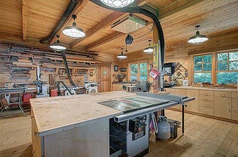 Officine In Garage, Garage Woodshop, Woodworking Workshop Layout, Garage Workshop Layout, Woodworking Design, Workshop Layout, Woodworking Shop Plans, Woodworking Shop Layout, Barn Interior