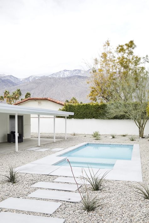 A 1950s Palm Springs Home Gets a Modern Scandi Makeover Palm Springs Backyard, Palm Springs Landscaping, Palm Springs Houses, Home Design Studio, Palm Springs Home, Mid Century Ranch, Backyard Remodel, Modern Pools, Desert Homes