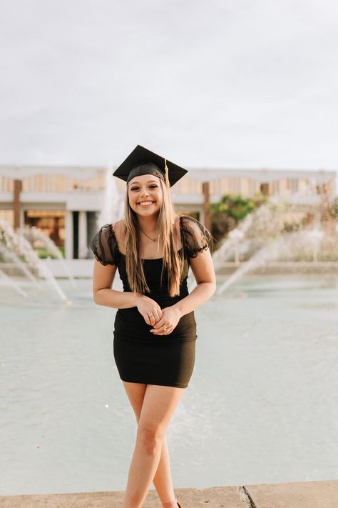 Ucf Graduation Pictures, Ucf Grad, Outdoor Senior Pictures, Senior Photography Inspiration, College Graduation Photos, Senior Photography Poses, Portrait Photography Tips, Graduation Photography Poses, College Graduation Pictures