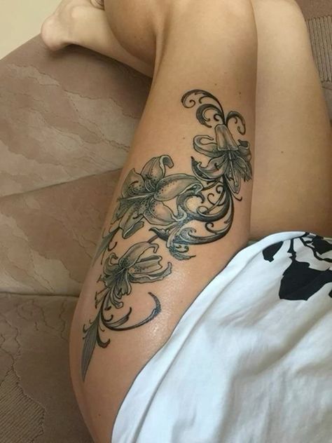 Top Leg Tattoo Women, Tattoos On Thigh For Women, Thigh Tat, Muster Tattoos, Cute Tats, Tasteful Tattoos, Tattoos Inspo, Tattoos For Black Skin, Pretty Tattoos For Women