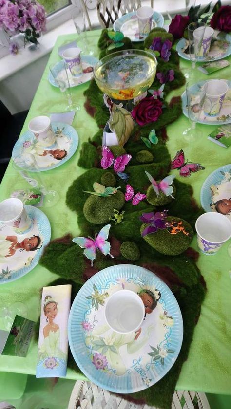 Princess Tiana Sleepover, Bayou Princess And The Frog, Princess And Frog Party Ideas, Princess And The Frog Birthday Decorations, Princess Tiana Balloon Arch, Princess And The Frog Party Decorations Diy, Princess And The Frog Themed Birthday Party, Tiana Party Decorations, Diy Princess Tiana Decorations