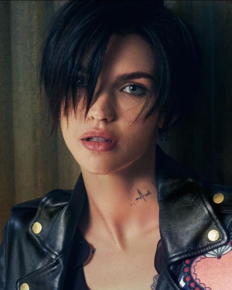 Ruby Rose Haircut, Ruby Rose Hair, Rubi Rose, Androgynous Hair, Rose Hair, Batwoman, Braided Ponytail, Ruby Rose, Girl Crushes