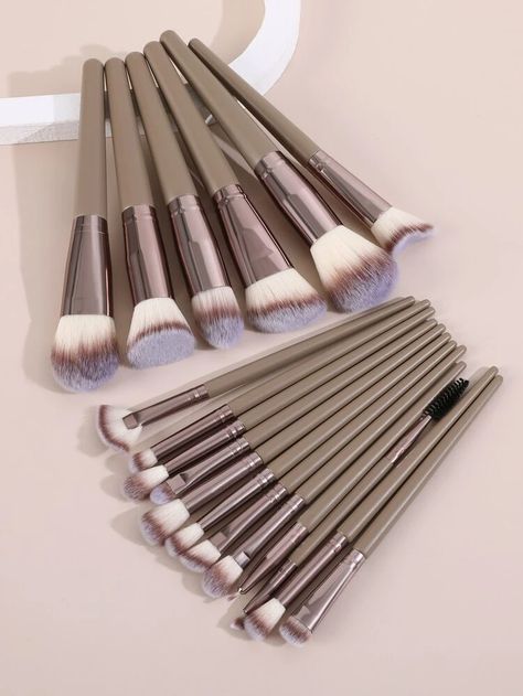 Eyeshadow Blending Brush, Eyeshadow Blending, Makeup Collection Goals, Makeup Brush Sets, Alat Makeup, Makeup Brush Set Professional, Brush Sets, Blending Brush, Eye Makeup Brushes