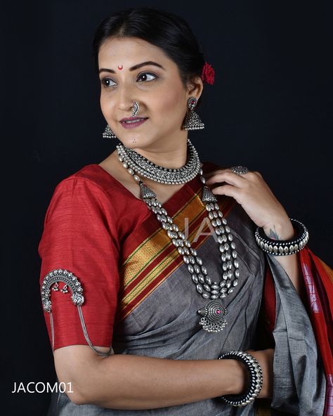 Cotton Saree With Oxidised Jewellery, Ilkal Saree Photoshoot, Kolhapuri Jewellery, Ilkal Saree, Theory Fashion, Marathi Saree, Saree Pose, Maharashtrian Saree, Makeup Shoot