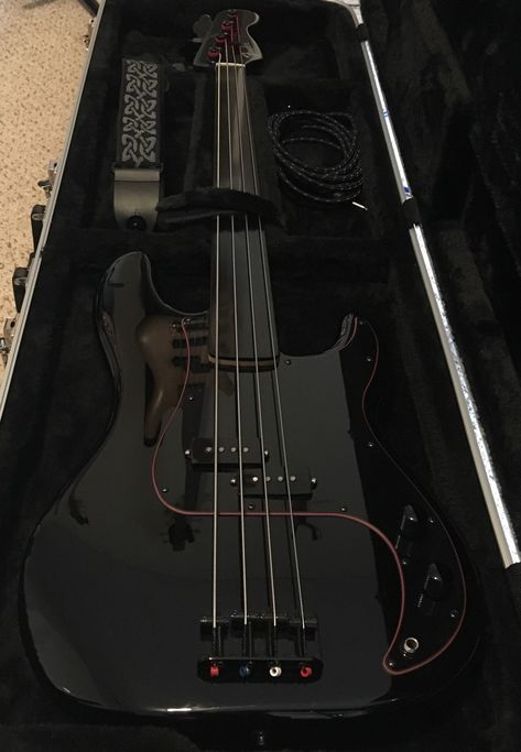 Base Guitar Aesthetic, Black Bass Guitar, Black Electric Guitar, Black Bass, Electric Guitar Design, Guitar Obsession, Cool Electric Guitars, Music Accessories, Music Aesthetic